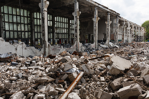 Abandonado destruido fábrica edificio industrial de fondo photo