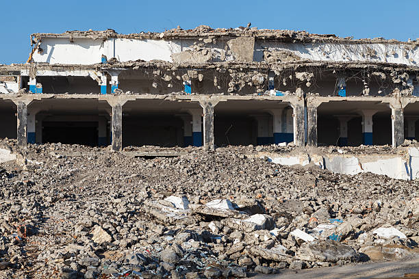 opuszczony budynek zniszczone, przemysłowe fabryka tło - bombing city earthquake disaster zdjęcia i obrazy z banku zdjęć