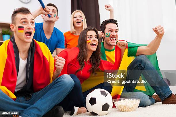 Группа Международных Людям Радость Футбольный Матч Дома — стоковые фотографии и другие картинки Американский футбол - мяч
