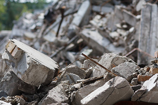 zniszczony budynek i gruz, przemysłowe tło - bombing city earthquake disaster zdjęcia i obrazy z banku zdjęć