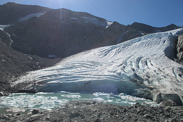 istock Glacier Mountain Lake Landscape 486041544