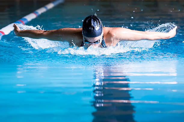 donna nuoto nuoto a farfalla - butterfly swimmer foto e immagini stock