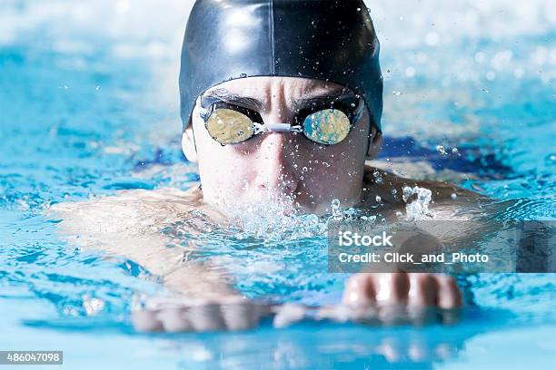 Junger Mann Schwimmer Schwimmen Mit Swim Board Stockfoto und mehr Bilder von 2015 - 2015, Bademütze, Bildhintergrund