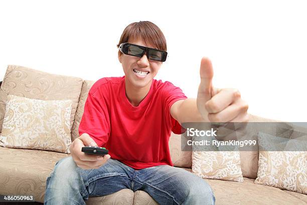 Hombre Usando Gafas 3d Ver Televisión Y Botón Pulgar Levantado Foto de stock y más banco de imágenes de Adulto