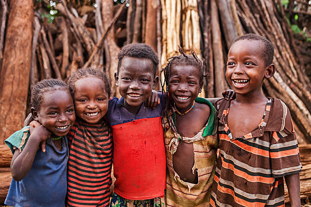 groupe d'enfants africains, afrique de l'est - africa child village smiling photos et images de collection