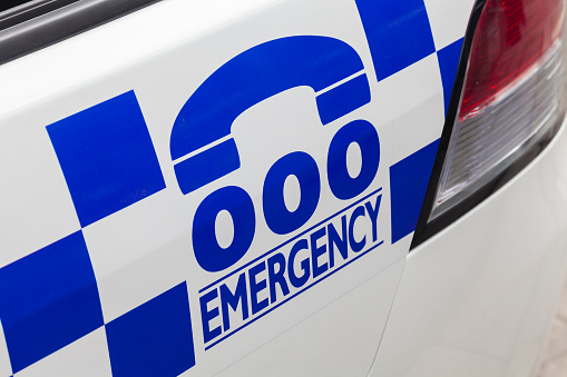 Emergency number 000 in Australia on a police car 
