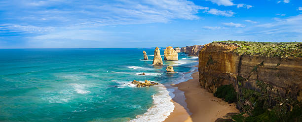 его двенадцать апостолов-горная гряда seastacks панорама австралия - landscape twelve apostles sea rocks sea rock стоковые фото и изображения