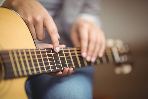 professor dar lições a pupila guitarra - music lesson imagens e fotografias de stock