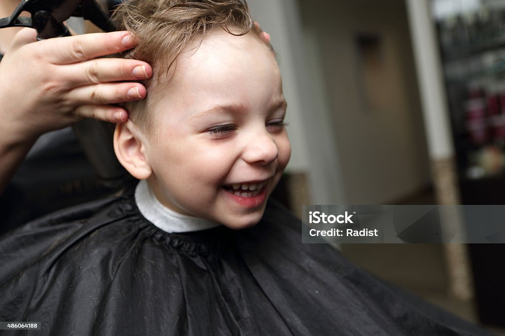 Lachen junge Im Friseur - Lizenzfrei 2015 Stock-Foto