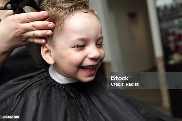 Lachen Junge Im Friseur Stockfoto und mehr Bilder von 2015 - 2015, Berufliche Beschäftigung, Cape