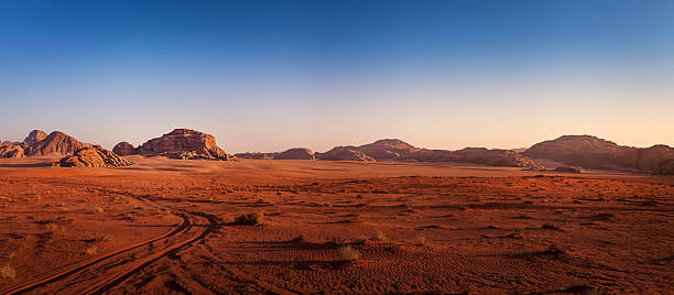 wadi rum - fog desert arabia sunset stock-fotos und bilder