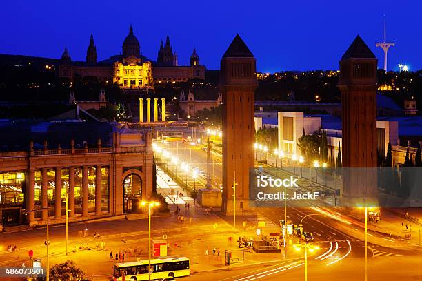 Spanien Square In Barcelona Am Abend Stockfoto und mehr Bilder von Abenddämmerung - Abenddämmerung, Architektonische Säule, Architektur