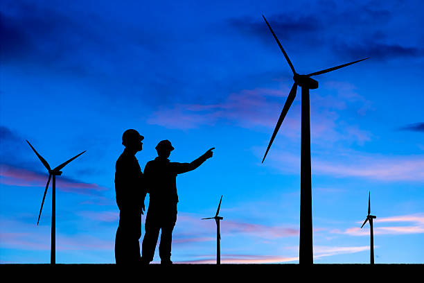 ingenieros y energía eólica - alternative energy electricity wind turbine team fotografías e imágenes de stock