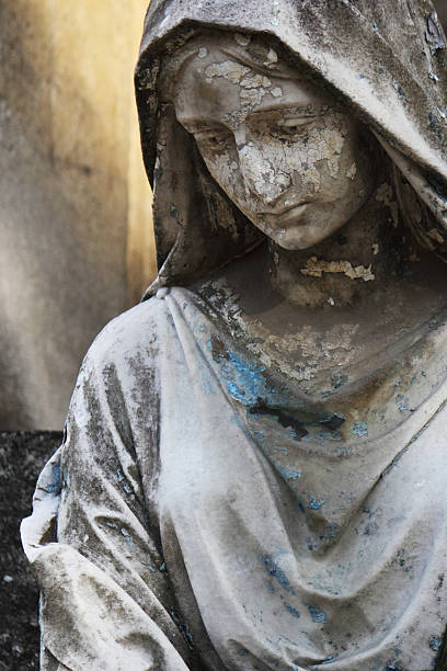 istock Statue Of Women On Tomb 486074494