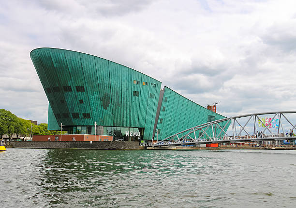 o museu nemo, o maior para crianças museu da ciência. amesterdão, - nemo museum imagens e fotografias de stock