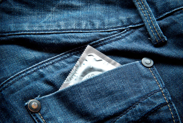 préservatif de la poche de jeans - sex condom jeans horizontal photos et images de collection