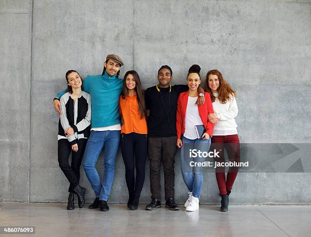 Photo libre de droit de Groupe Délégantes Jeunes Étudiants Sur Le Campus De Luniversité banque d'images et plus d'images libres de droit de Groupe de personnes