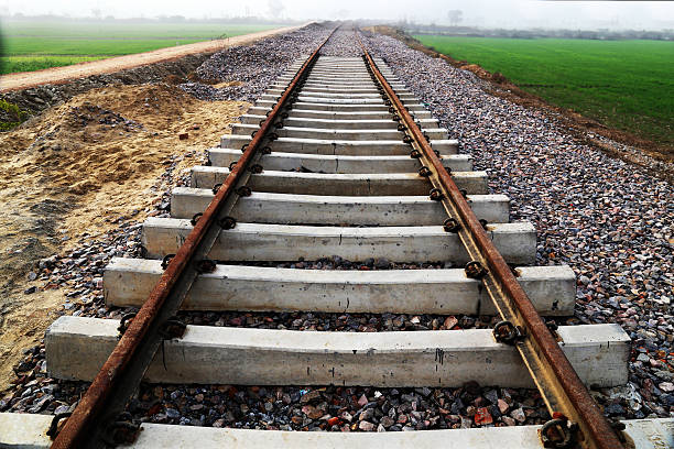 línea de ferrocarril a green field hdr image - single line metal industry construction fotografías e imágenes de stock