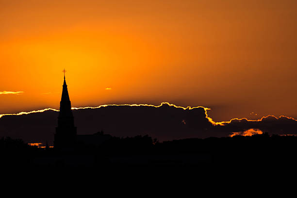 clocher d'église et nuages sombres - church steeple silhouette built structure zdjęcia i obrazy z banku zdjęć