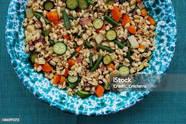 Orzo Insalata Con Verdure - Fotografie stock e altre immagini di Alimentazione sana - Alimentazione sana, Beige, Carota