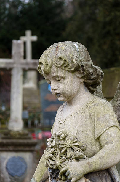 estatua del ángel bebé en el cementerio - sculpture gothic style grave spooky fotografías e imágenes de stock