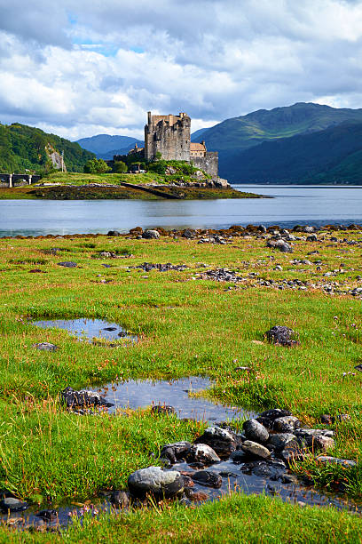 eilean donan paisagem vertical - long imagens e fotografias de stock