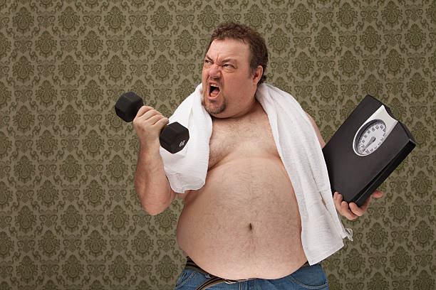 Con scale in sovrappeso uomo lavorando per perdere peso - foto stock