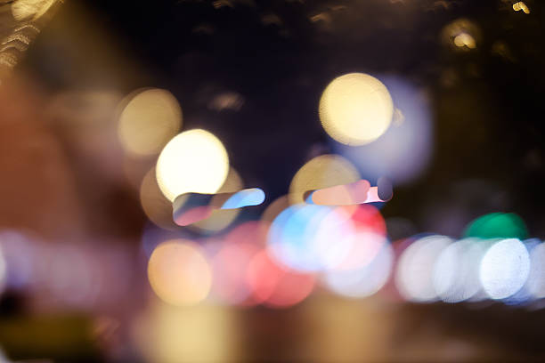 flou abstrait bokeh de feu et de voiture pour fond clair - traffic blurred motion multiple lane highway night photos et images de collection