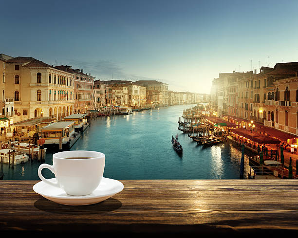 caffè sul tavolo ed venezia, italia nel tramonto tempo - espresso table coffee cafe foto e immagini stock