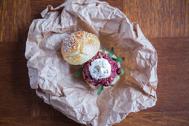 hamburguesa vegetariana con rucola - food elegance cutlet restaurant fotografías e imágenes de stock