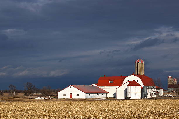 moody barn - storm storm cloud hdr barn - fotografias e filmes do acervo
