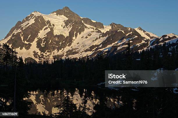 Monte Shuksan Atardecer Foto de stock y más banco de imágenes de Aire libre - Aire libre, Arrebol vespertino, Cordillera Cascade