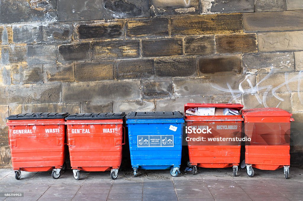 Rojo y azul street camada los compartimientos, contenedores de residuos. - Foto de stock de Aire libre libre de derechos