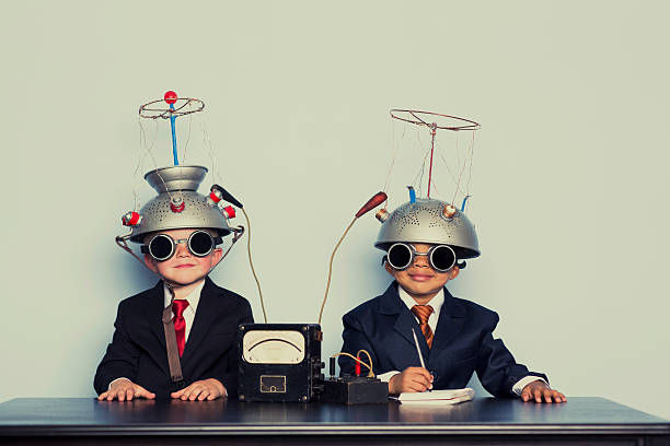 deux garçons d'affaires avec tête de lecture casques - retro revival connection innovation child photos et images de collection