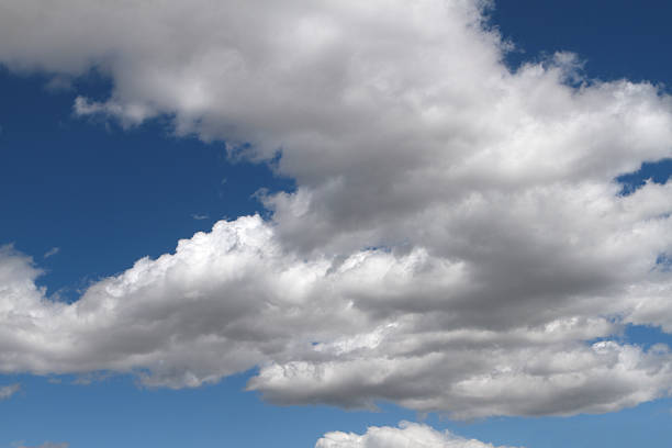 Cielo azul con nubes. Paisaje con nubes - foto de stock