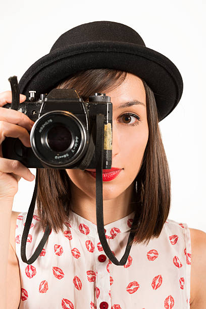 молодая женщина с ретро photocamera - photographer enjoyment elegance old fashioned стоковые фото и изображения