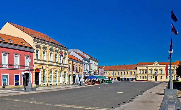 cidade de koprivnica street e arquitetura - koprivnica croatia - fotografias e filmes do acervo