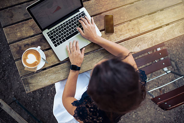 女性は彼女のラップトップに取り組んでカフェ - laptop cafe coffee coffee shop ストックフォ��トと画像