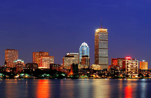 boston y al río charles - boston skyline charles river blue fotografías e imágenes de stock