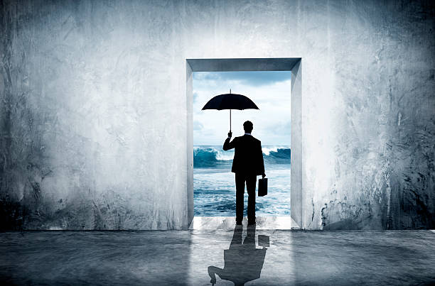 solitario uomo d'affari di fronte a depressione finanziario - storm sea business uncertainty foto e immagini stock