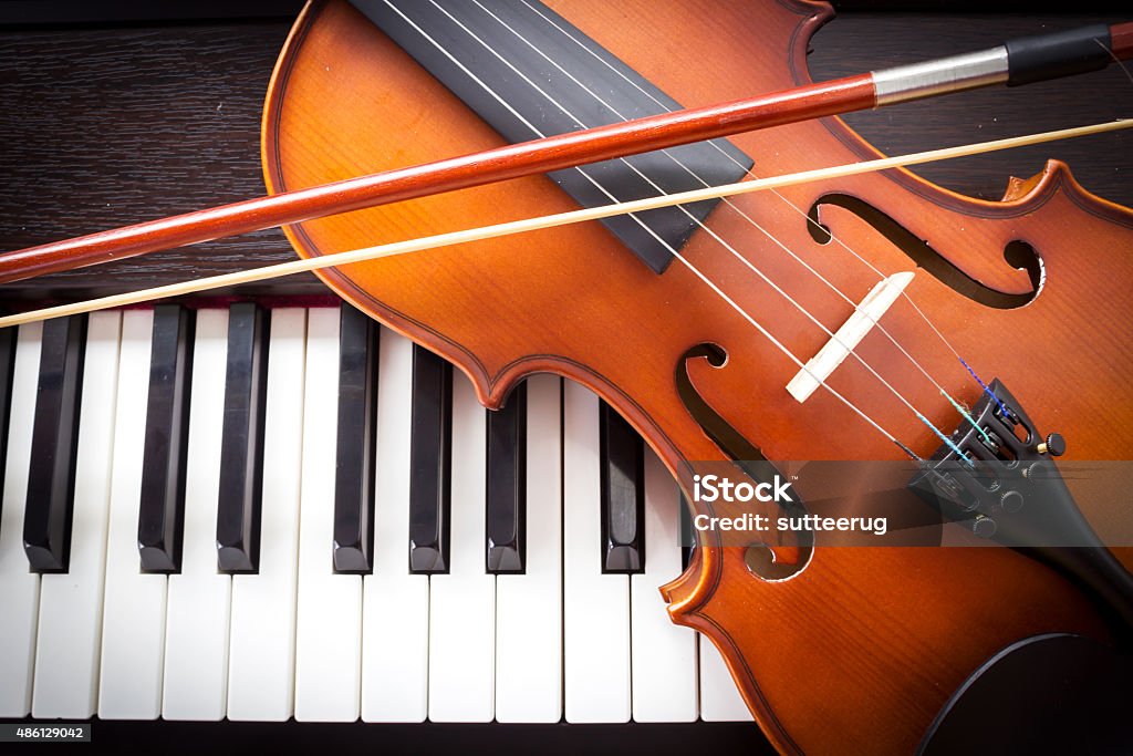 Violín en el teclado de piano. - Foto de stock de Violín libre de derechos