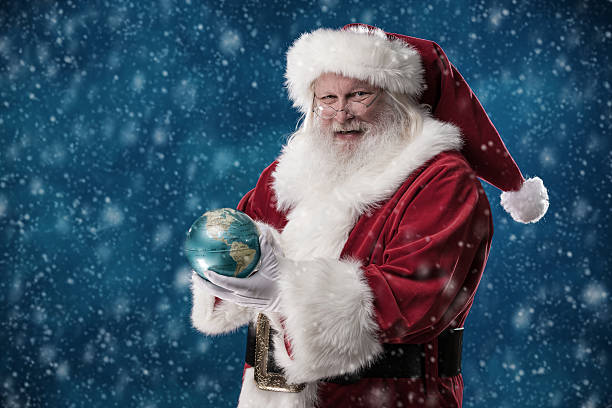 santa segurando globo do mundo real - real world imagens e fotografias de stock