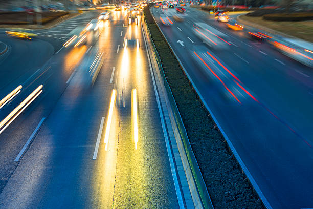 hora pico de tráfico de la noche en autopista - autopista de cuatro carriles fotografías e imágenes de stock