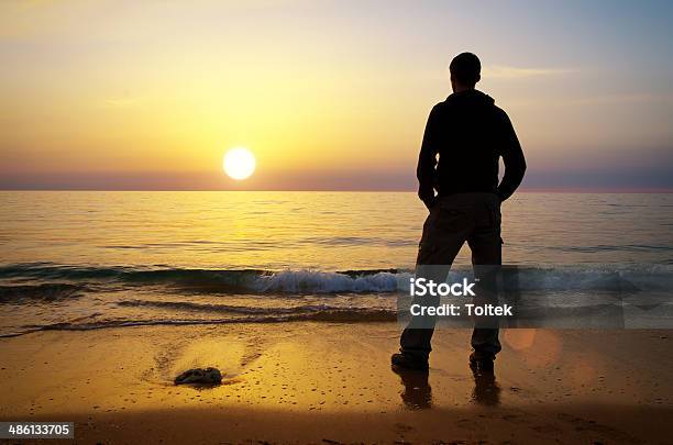 Mann Am Ufer Stockfoto und mehr Bilder von Kontur - Kontur, Sonne, Abenddämmerung