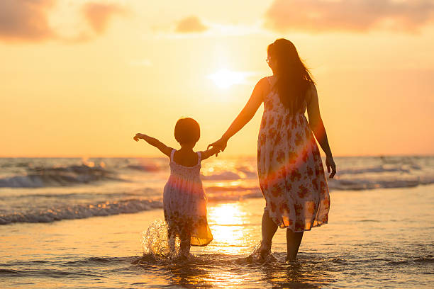 madre con su hija en la playa - asian ethnicity philippines women beauty fotografías e imágenes de stock