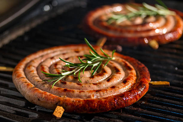 saucisses grillées au barbecue - barbecue grill focus outdoors horizontal photos et images de collection