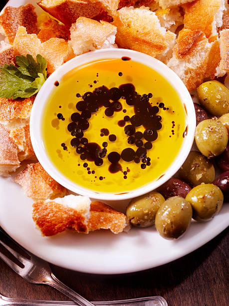 olio di oliva e aceto balsamico con crusty pane francese - vinegar salad dressing balsamic vinegar olive oil foto e immagini stock