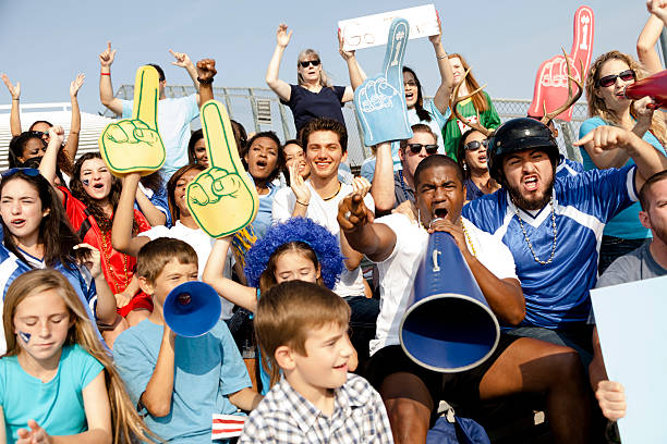 les fans de football encourager leur équipe lors d'événements sportifs. stadium. - événement sportif photos et images de collection