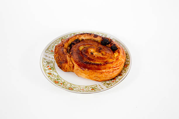 Pain aux raisins secs au plat isolé sur blanc - Photo