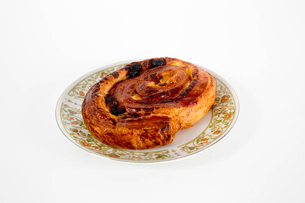 Pasa un croissant en placa Aislado en blanco - foto de stock